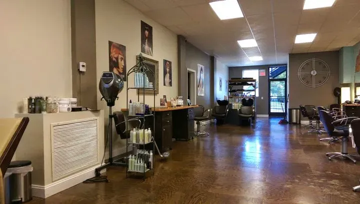 https://cdn.salonspotlight.com/photos/9LNJc3RAfZVeTYrQkTH9/48525c56-5bd1-4a16-96f4-9ab8d6cb1df6_720x720
