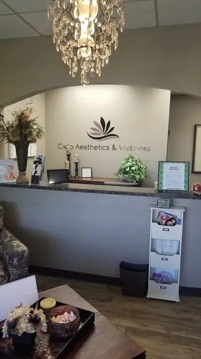 https://cdn.salonspotlight.com/photos/9M6jSz5towmC7TTA00cg/2c9a0a4b-742d-4419-89d6-aef9dc2c1a23_720x720