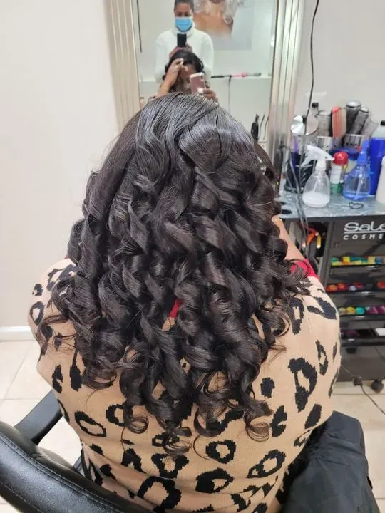 https://cdn.salonspotlight.com/photos/9Mfr2OVym2ZXeWiEVcKr/54a1f71f-5f35-48ad-a0e4-1a37186eb70c_720x720