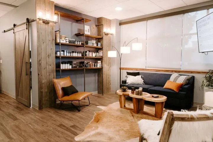 https://cdn.salonspotlight.com/photos/9U85YDF9eh0YmGq63AJW/b625a1a3-f854-41b1-a357-72563c7aacb2_720x720