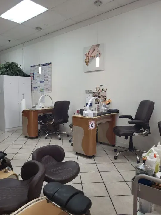 https://cdn.salonspotlight.com/photos/9YIM47psRhonPJ51FkM6/253f812a-e841-42e1-9366-5c72e3f497d4_720x720