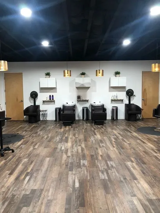 https://cdn.salonspotlight.com/photos/9YaOECl3GlN4EBJTfzKE/74110be9-9cbc-4ccb-973f-681e4126d10c_720x720