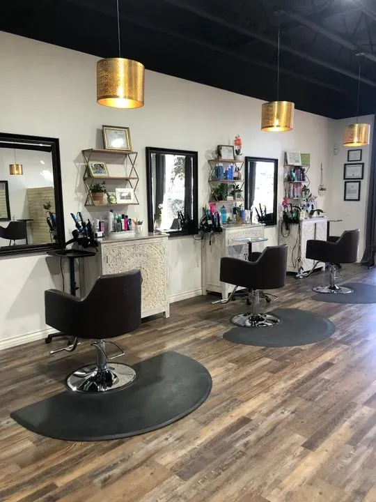 https://cdn.salonspotlight.com/photos/9YaOECl3GlN4EBJTfzKE/8d6f14fa-473b-4718-90ba-1e426616a537_720x720