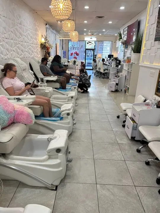 https://cdn.salonspotlight.com/photos/9ZxPt0GIvS2El31qm1fS/60f16e6b-aeb9-40dc-aed9-de37ff05653e_720x720