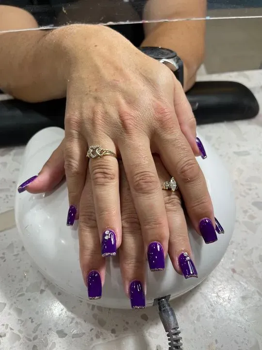 https://cdn.salonspotlight.com/photos/9ZxPt0GIvS2El31qm1fS/74eed9eb-273b-42aa-8d40-1e493589a37f_720x720