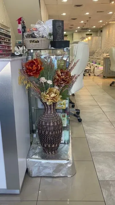 https://cdn.salonspotlight.com/photos/9ZxPt0GIvS2El31qm1fS/75954e98-893d-4635-a2ca-a1c273429810_720x720