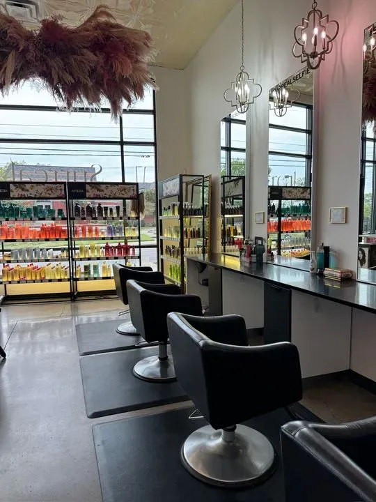 https://cdn.salonspotlight.com/photos/9aLHomKaHEXGYHjYqj5c/c9eca753-ea7d-487a-84e3-e2fc0654653e_720x720