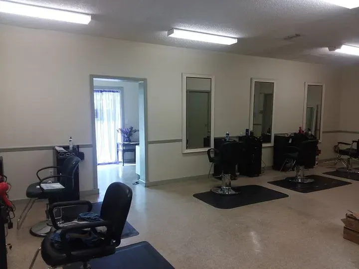 https://cdn.salonspotlight.com/photos/9aXuiXkJ8Qrwp8D4O2tW/2732e3c7-c061-46df-9678-ceef3c552ef0_720x720