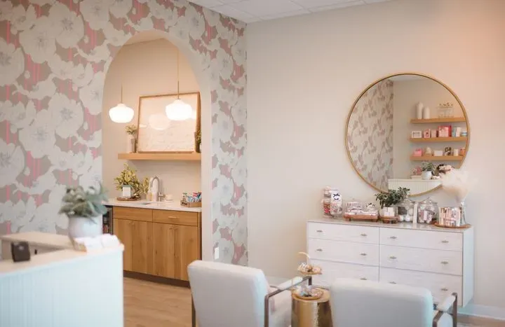https://cdn.salonspotlight.com/photos/9bISB6ZCeM68OcRRPWmJ/6ecdb243-50f4-4a42-a895-cd0846f9bcf7_720x720