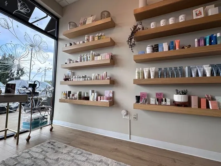 https://cdn.salonspotlight.com/photos/9bISB6ZCeM68OcRRPWmJ/e82368c2-d29d-465c-9deb-3122cefa8eab_720x720