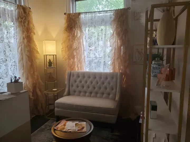 https://cdn.salonspotlight.com/photos/9bTrlhWVGeo7vgkYCsO8/497106c9-078e-47f4-8e3b-cb146de353a6_720x720