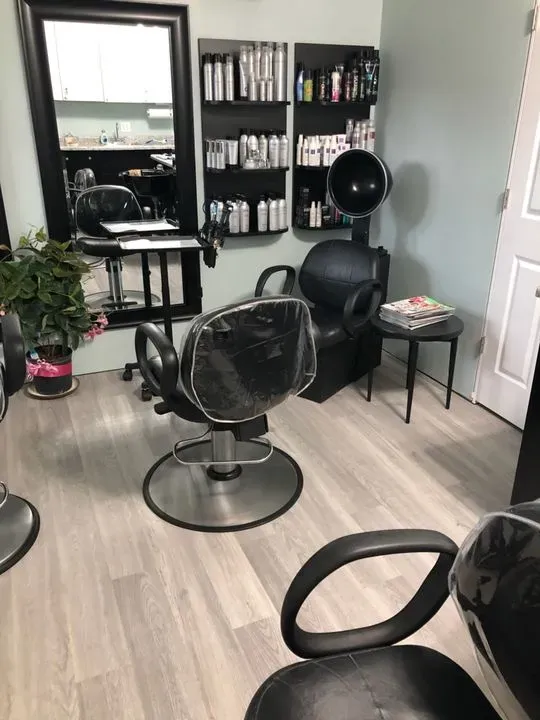 https://cdn.salonspotlight.com/photos/9cnXFqzXUoplqIu2KJeU/405ec1bf-e1a2-4a3d-ad1f-ed5f016754eb_720x720