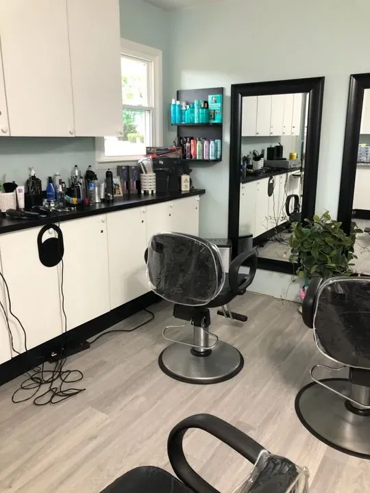 https://cdn.salonspotlight.com/photos/9cnXFqzXUoplqIu2KJeU/4b23afba-4e7d-4784-a15e-eb8262b538f2_720x720