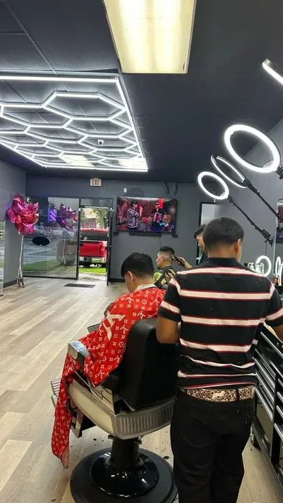 https://cdn.salonspotlight.com/photos/9d8quT2SYxpNpM1YQb14/6aba19a0-fac4-4508-addc-5d12139e353d_720x720