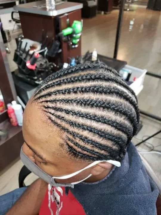 https://cdn.salonspotlight.com/photos/9eR4f9RQYVRpuM9qEZMq/79649bec-112d-4b13-b470-09f4f136ce57_720x720