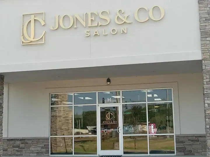 https://cdn.salonspotlight.com/photos/9egPXMcyHas96JOQ69cu/89f158fa-1190-4716-9b69-1fca9cb58f61_720x720