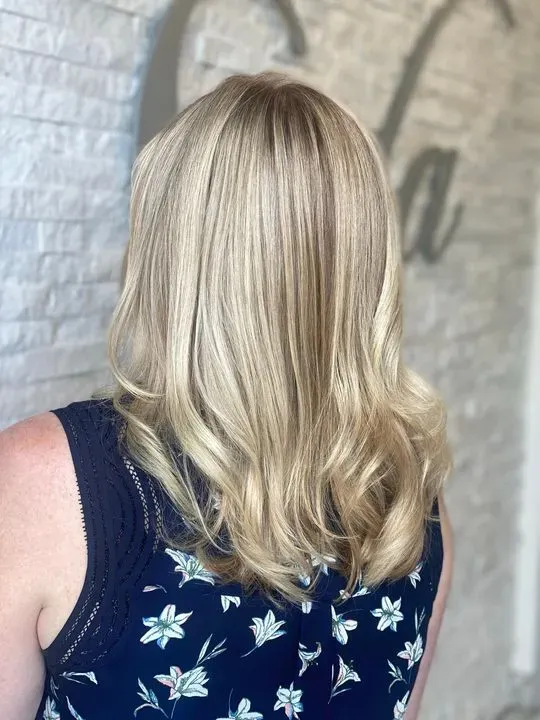 https://cdn.salonspotlight.com/photos/9gUB42zyXSXbKeD00swP/65078725-a65b-418b-bc34-28371303664f_720x720