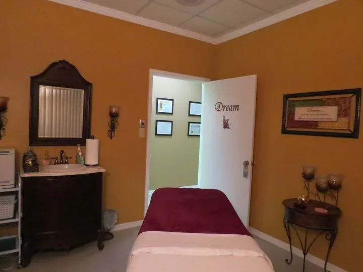 https://cdn.salonspotlight.com/photos/9hBMMsZoeB4sj1WhB0gW/8e98b687-911e-40ea-917f-ebae044b5172_720x720