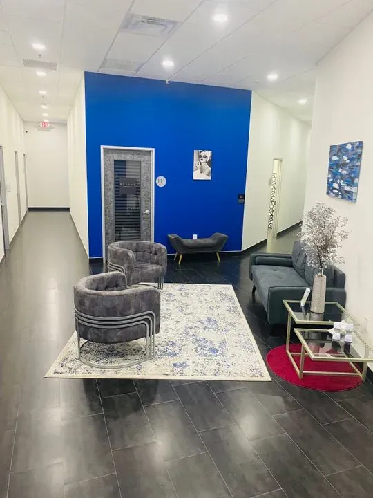 https://cdn.salonspotlight.com/photos/9mFJT1OWtUEeBP3TULRk/3dc1a9ea-2ba3-420b-9c72-fc1becc22996_720x720