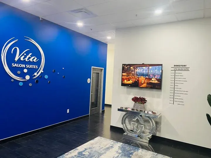 https://cdn.salonspotlight.com/photos/9mFJT1OWtUEeBP3TULRk/ffaf69c2-b534-48e8-86fa-f04c46a7aa3a_720x720