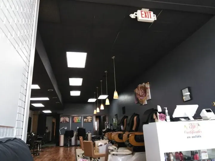https://cdn.salonspotlight.com/photos/9mmuPO97AdlzbuRopf5T/d3aa31c4-72d1-4127-b2a5-c50ff6b5e5e5_720x720