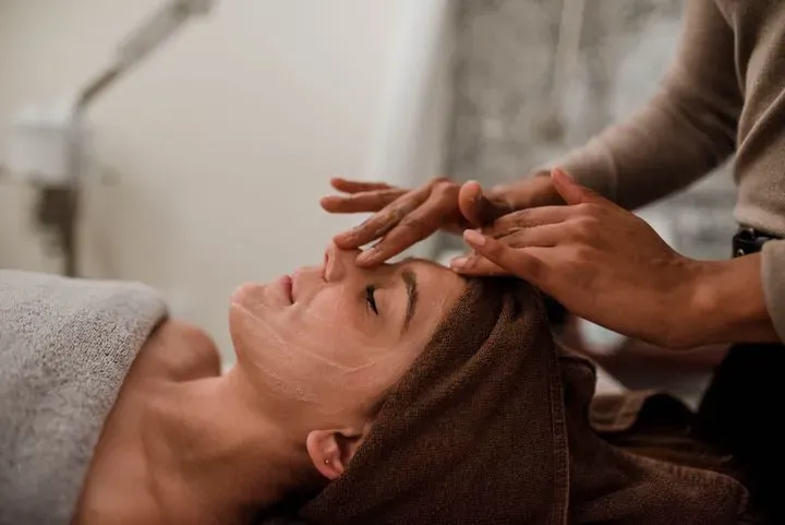 https://cdn.salonspotlight.com/photos/9nWgH0RIny66es9Isb75/129958ad-357c-4978-9b41-cb0f0bb96453_720x720