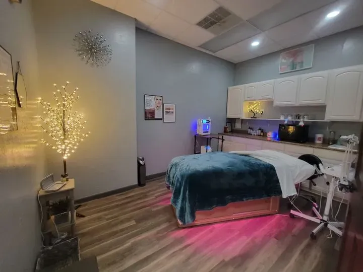 https://cdn.salonspotlight.com/photos/9py5UN3lpJD4pNgj1yNF/65c32361-dcc6-4ff5-b339-9a3e9d6e2138_720x720