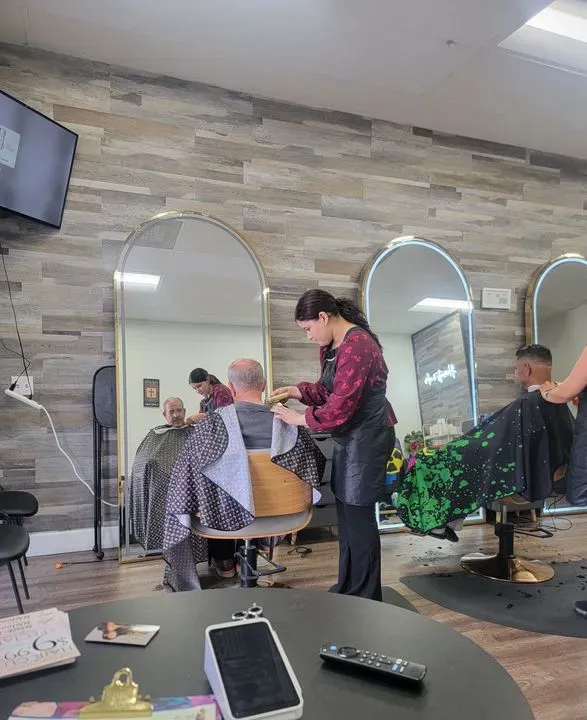 https://cdn.salonspotlight.com/photos/9qXOrSmqbLSb2OmaTWlJ/8dfc812b-97ed-455b-806e-395a766ff32b_720x720