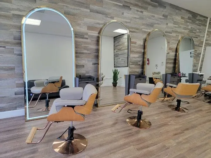 https://cdn.salonspotlight.com/photos/9qXOrSmqbLSb2OmaTWlJ/d08c7590-f19f-480f-9b11-34cc26542c56_720x720