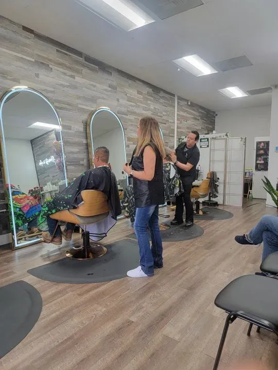 https://cdn.salonspotlight.com/photos/9qXOrSmqbLSb2OmaTWlJ/dc5a5283-f8db-4dc4-abd8-7bf6cb61e97e_720x720