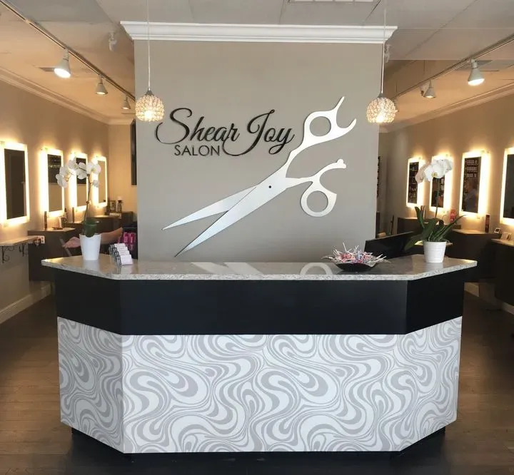 https://cdn.salonspotlight.com/photos/9qrWGirYlBGp2PpKm3cG/60469393-f6c0-418c-939e-92c907be3f32_720x720