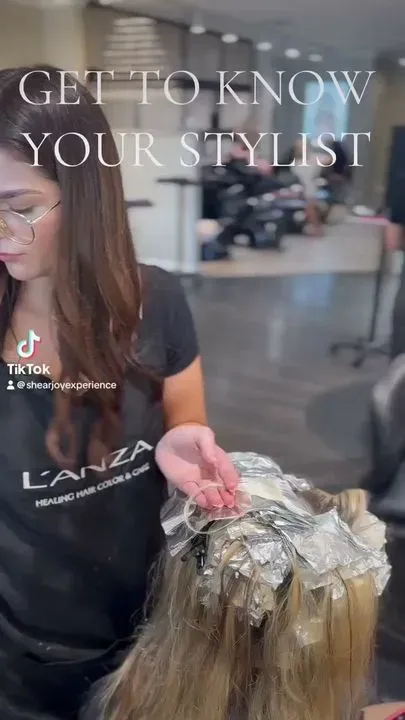 https://cdn.salonspotlight.com/photos/9qrWGirYlBGp2PpKm3cG/984f96d0-5853-4eb4-baef-a46e7c5ba596_720x720
