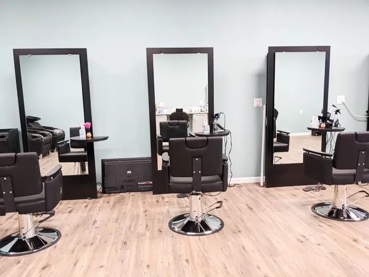 https://cdn.salonspotlight.com/photos/9rZG6vnbIVreMK8seF1x/262aa973-8eb1-4676-8f28-22fda88f1391_720x720