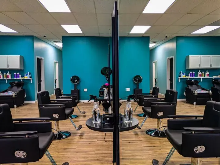 https://cdn.salonspotlight.com/photos/9rZG6vnbIVreMK8seF1x/9cc6d380-bc8b-4e0e-ae4b-416b16c960db_720x720