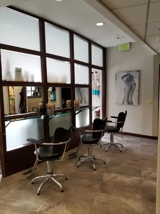 https://cdn.salonspotlight.com/photos/9rcftkHOUtvY8tpwlhAu/edf79b07-6849-4eaa-927b-eb7f5ef99e71_720x720