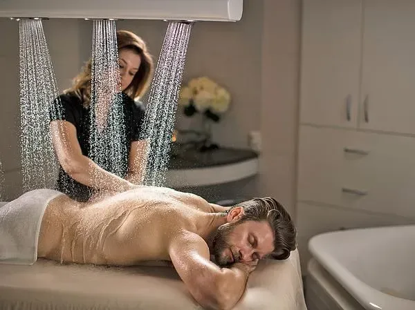 https://cdn.salonspotlight.com/photos/9sGxJFB0gfAa3E6wSE2R/76f76142-e556-46cf-b383-130d3d4422d3_720x720
