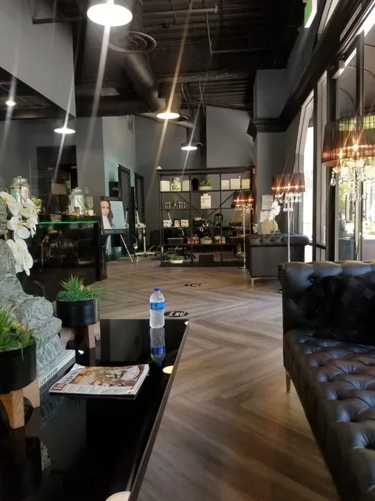 https://cdn.salonspotlight.com/photos/9szWHK29Nij1kpAh4SLa/9bdda1d6-3c28-49b8-a6b6-f71c3d507e29_720x720