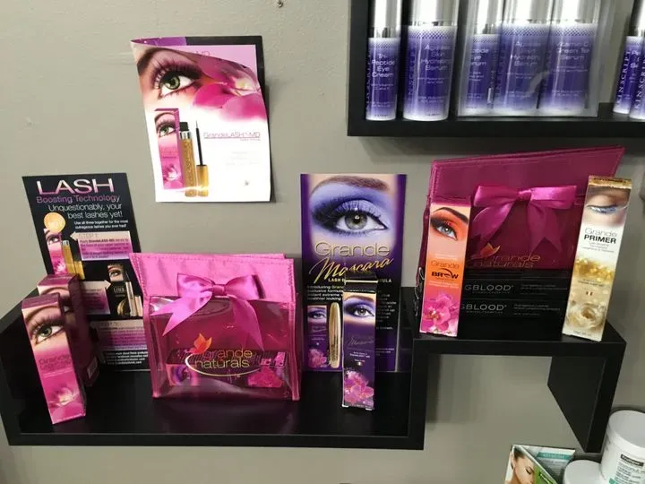 https://cdn.salonspotlight.com/photos/9tEZ4qhr9N2rDyW1mG42/fa455928-9c83-48ba-bf25-d04f862c877f_720x720
