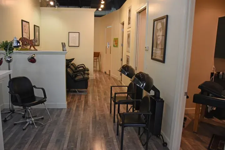 https://cdn.salonspotlight.com/photos/9vo6SKuel7JKHXvSjafc/2221e630-f7f5-4e72-ac67-ebb65bd45776_720x720