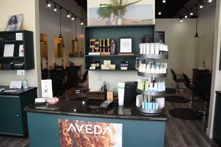 https://cdn.salonspotlight.com/photos/9vo6SKuel7JKHXvSjafc/a53a0930-065c-4fb1-b9f1-e344b787a1d0_720x720