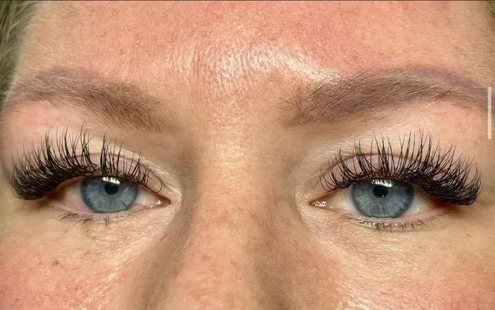https://cdn.salonspotlight.com/photos/9w50pfH397NdXk4PglF1/a888a4c6-0f43-43c2-9db0-ca780bd08b52_720x720
