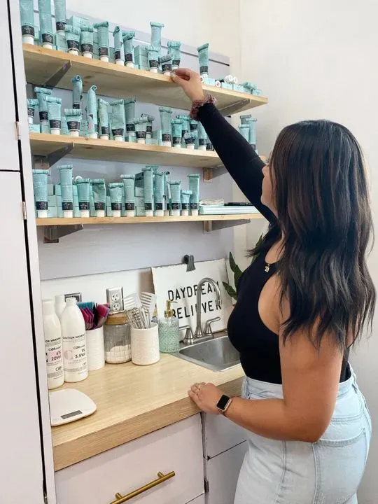 https://cdn.salonspotlight.com/photos/9xOxUrGUfSPEB50qC6B7/f56969d9-7fdd-4f10-a112-f047d8e2e7ca_720x720