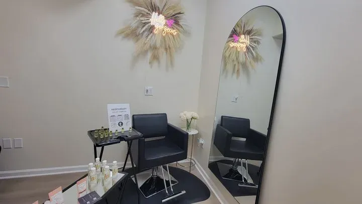https://cdn.salonspotlight.com/photos/9yEK1H367hEE36Lbr13K/7f2be248-5aea-42a1-a91a-7b5e4b9c9d1d_720x720