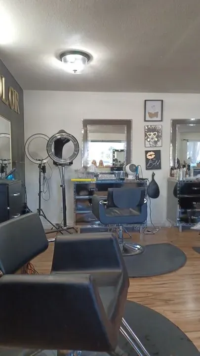 https://cdn.salonspotlight.com/photos/9z7ai0zSiYDaqz6OC8Ei/a90bd743-74d1-4dbb-a528-8daa5baee3cd_720x720