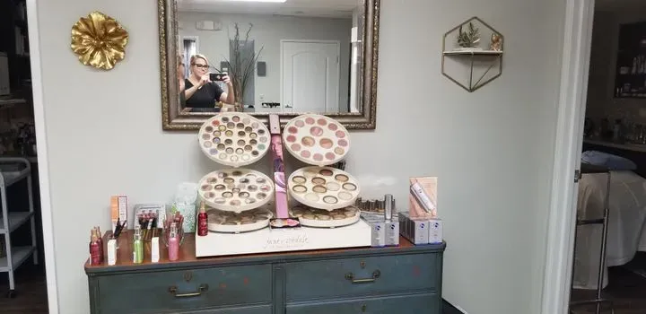 https://cdn.salonspotlight.com/photos/A04Yt0QrpLoxM1RhVKYJ/eadc8b41-a40b-4e29-b9d5-a9a69d012e87_720x720