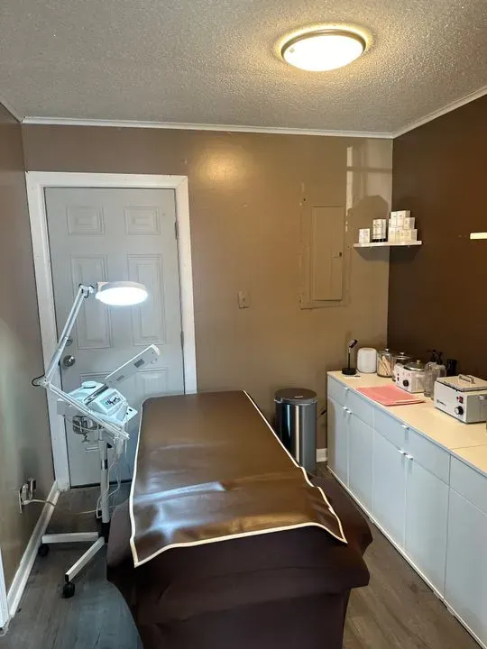 https://cdn.salonspotlight.com/photos/A52XGe1zfrsyyLPyHtok/598d8409-59fc-4c3d-bc44-9a41ec19db9f_720x720