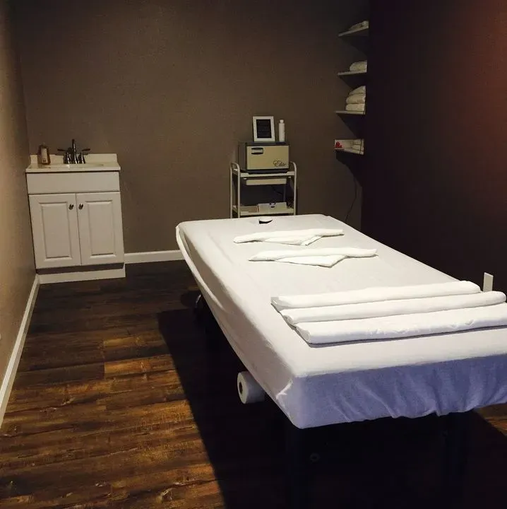 https://cdn.salonspotlight.com/photos/A6R32landJVGgvWeMloO/42f731cb-5ab5-49b9-bc83-b116bdc35c61_720x720