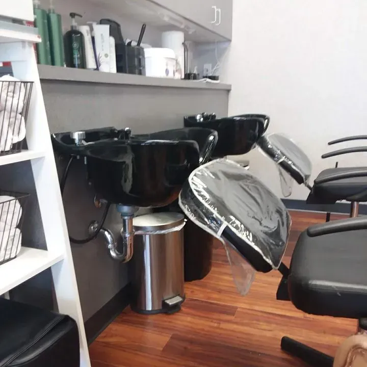 https://cdn.salonspotlight.com/photos/A7mZS6FJw6ggEJSZ8i9K/4f903e88-d7de-4dd6-81ae-f5ea6c84aac3_720x720