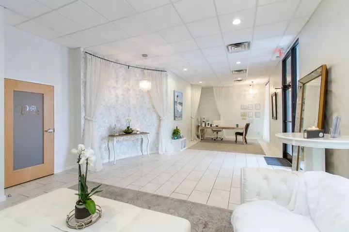 https://cdn.salonspotlight.com/photos/ACCD6ioe1sG1Yksd7KrP/88a25c27-ead8-44cd-8ef7-b6f663fc7c47_720x720