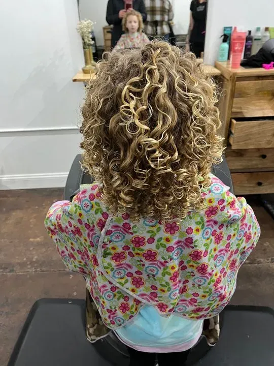 https://cdn.salonspotlight.com/photos/ADYs4p5zhIhuGQjg9wrU/1f1fcc3c-047d-4f76-9f1a-3394e3aa9a7f_720x720